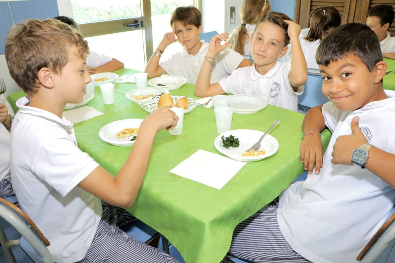 Bambini durante un'attività a scuola
