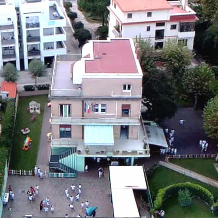 La villa della scuola vista dall'alto, con il giardino