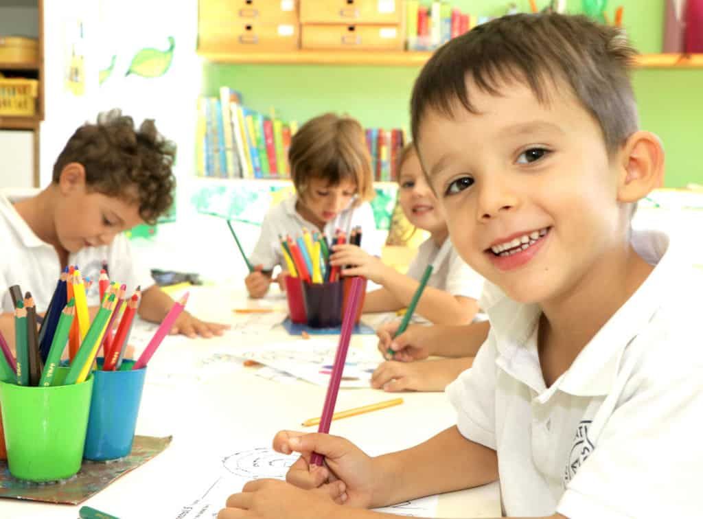 Bambini della scuola dell'infanzia in classe