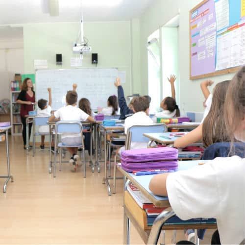 Alunni della OIS durante una giornata a scuola
