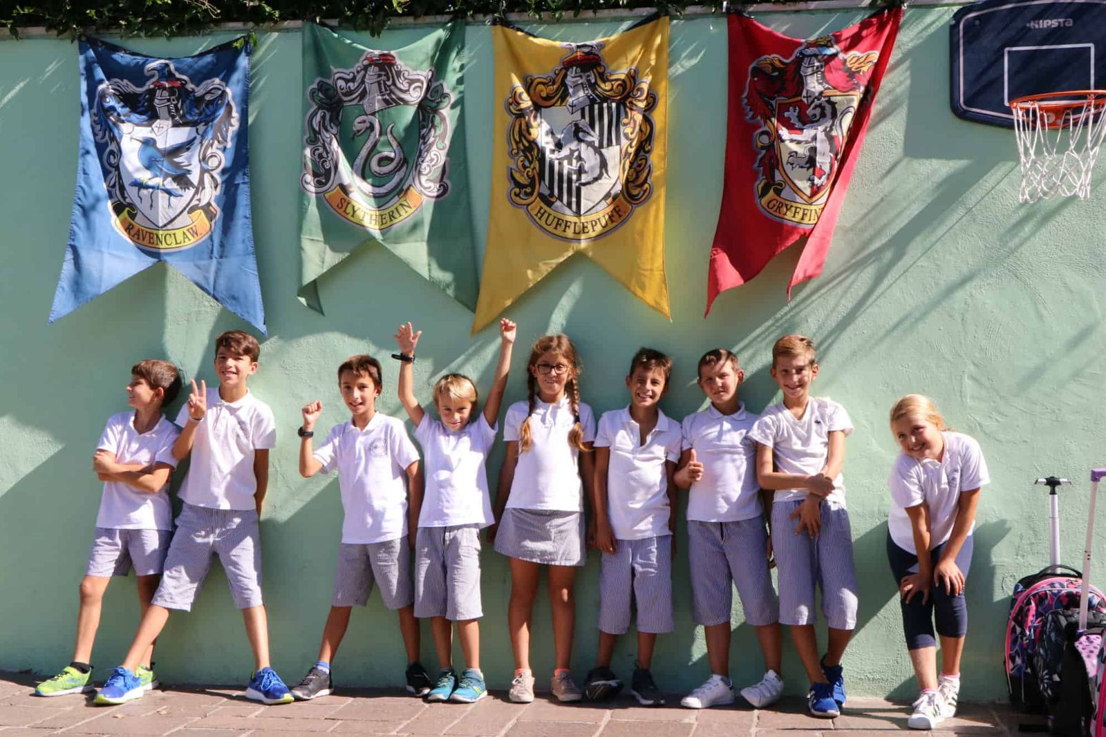 Alunni della OIS in divisa nel cortile della scuola